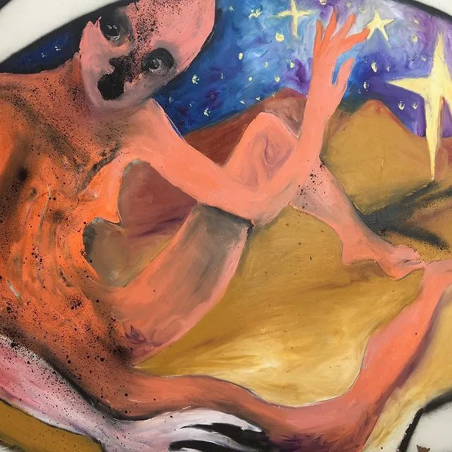 Beyza Gökay, Cosmic Consciousness, 2022, Levha üzerine sprey boya ve yağlı boya (Beyza Gökay: yıldızlı lacivert gökyüzüne uzanan turuncu, çıplak bir figür; altında sarı bir zemin)