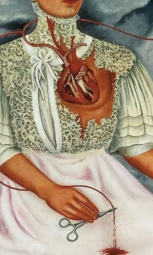 Frida Kahlo, İki Frida (ayrıntı): beyaz elbiseli Frida’nın açık kalbi ve kanayan damarı sıkan makas