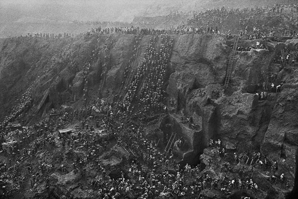 Sebastião Salgado, Gold Mine, Serra Pelada (1986): kazılmış dev çukurda binlerce madenci; siyah beyaz