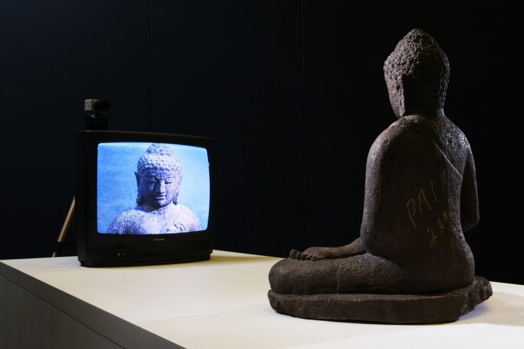 Nam June Paik, TV Buddha (TV Buda), 1974/2002.