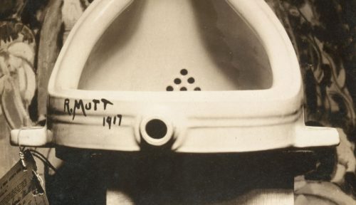 Beyaz porselen bir pisuarın ters çevrilmiş hali, "R. Mutt 1917" imzalı Marcel Duchamp dadaist hazır nesne (readymade).
